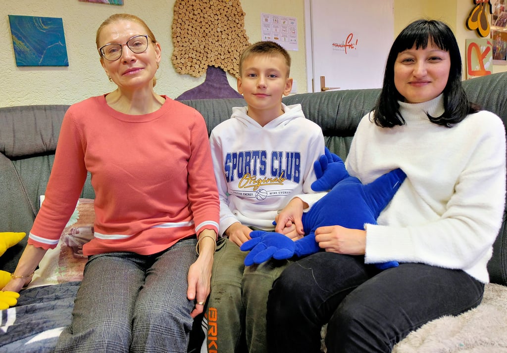 Miroslava Shakhovska, Yegor Voloshyn und Anna Voloshyna (von links) sind nach Kriegsbeginn aus der Ukraine geflüchtet.