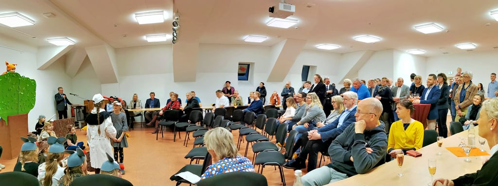 Die Hortkinder haben beim Neujahrsempfang im Schönhauser Bürgerzentrum trotz kurzfristiger Rollenumbesetzung mit „Häschen Schnurks“ gezeigt, was sie können. Mit ihrem unterhaltsamen Stück erklärten sie, wie wichtig es ist, Freundschaft und gegenseitige Hilfe zu erfahren.