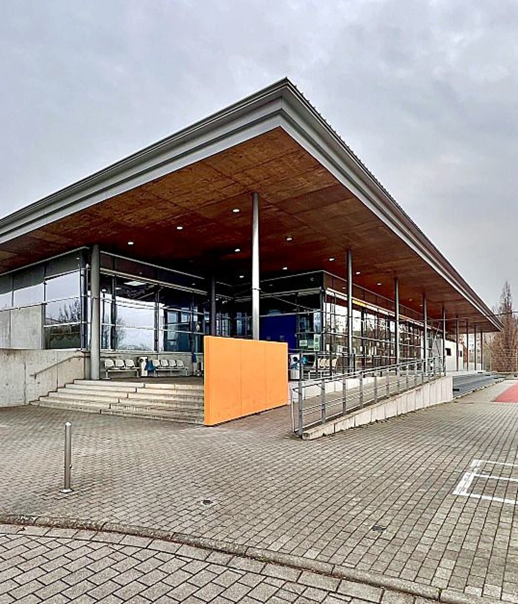 Die Turnhalle des Berufsschulzentrums dient vorerst weiter als Erstaufnahme für Flüchtlinge.