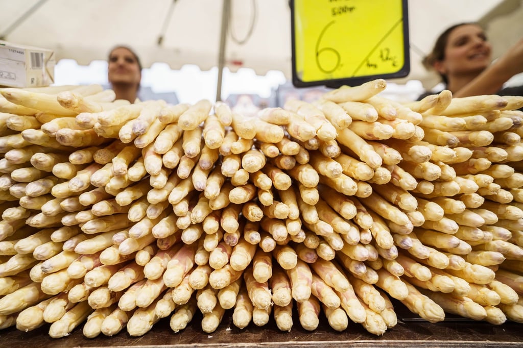 Ein Verkaufsstand für Spargel auf einem Markt.