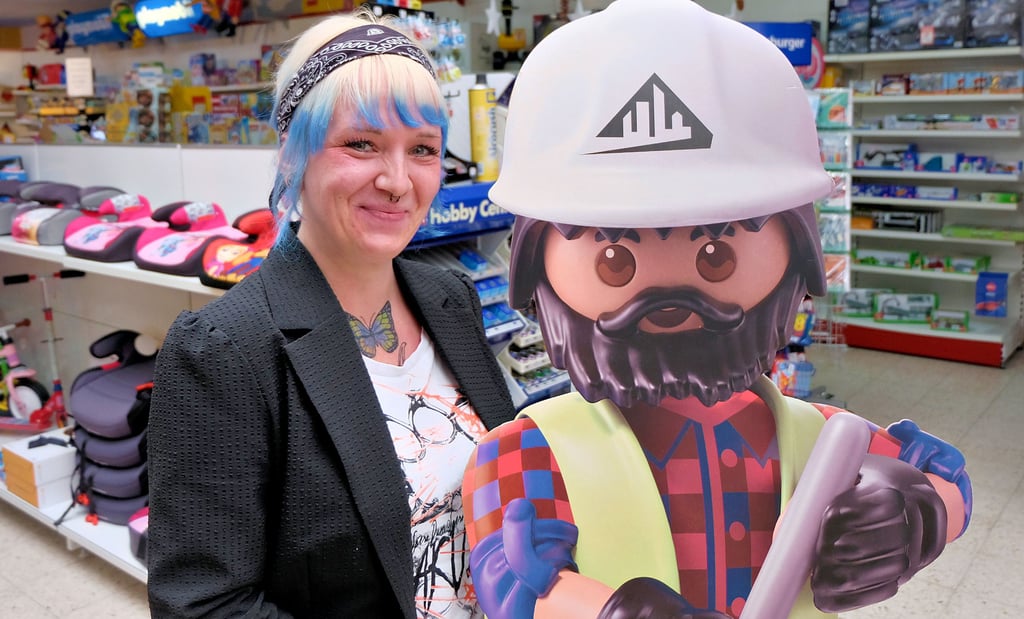 Verkäuferin Stefanie Rudelt ist zufrieden. Über das Internet akquiriert das Spielzeuggeschäft „Bim Bam Bino“ viele neue Kunden.