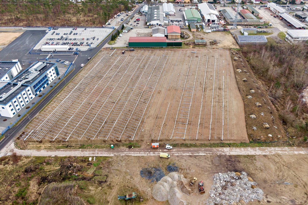 An der Alten Wittenberger Straße in Jessen werden zur Zeit die Grundgestelle für die Solarpanele errichtet.
