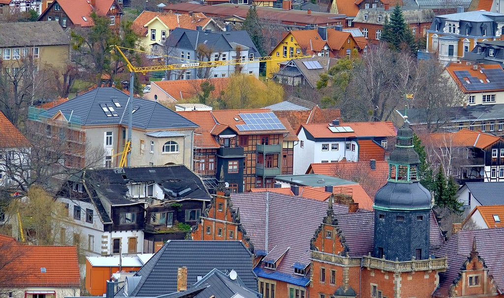Blick vom Schloss über die Dächer von Blankenburg. Solaranlagen finden sich aktuell nur sehr vereinzelt. Das soll sich aber in Zukunft ändern.