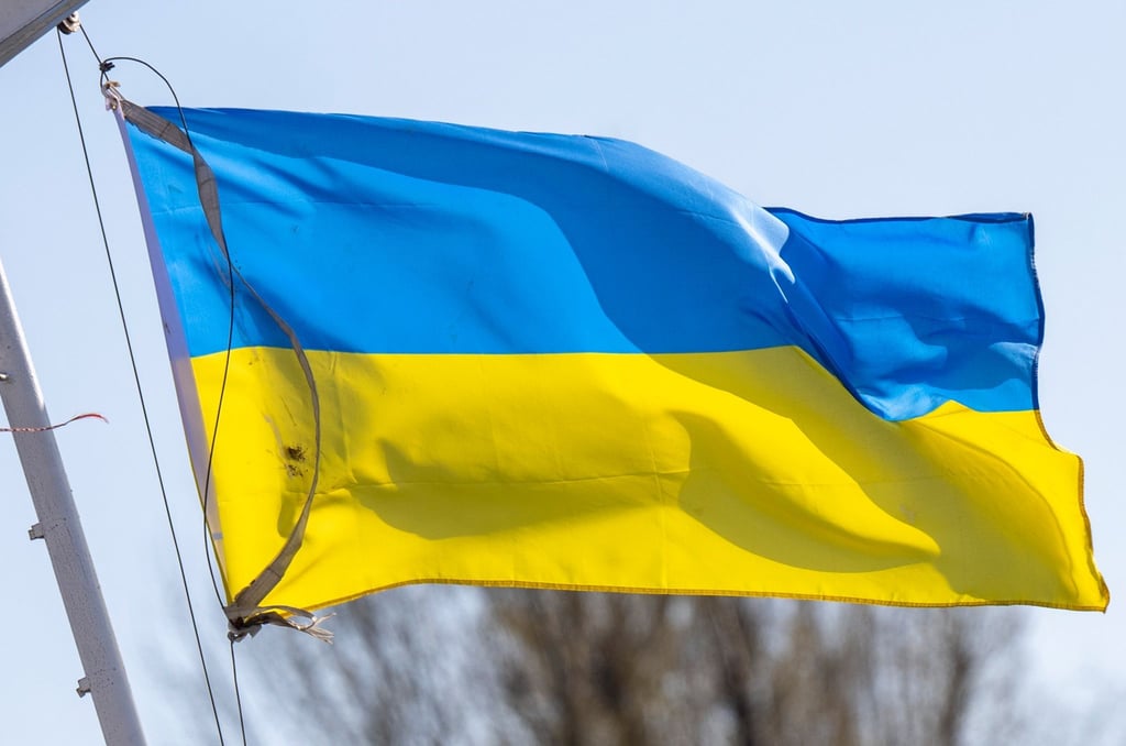 Eine Flagge der Ukraine weht im Wind.