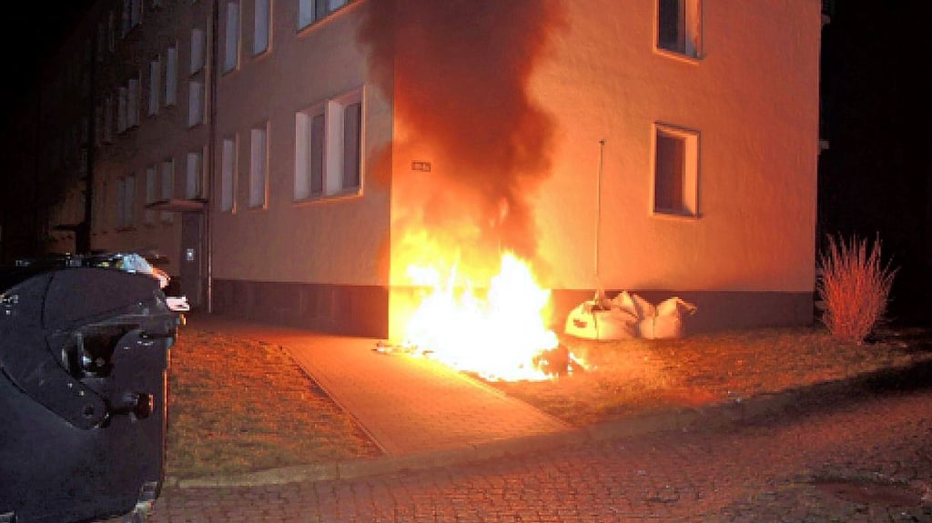 In der Nacht zu Donnerstag standen in der Schillerstraße in Hettstedt zwei Abfalltonnen in Flammen.