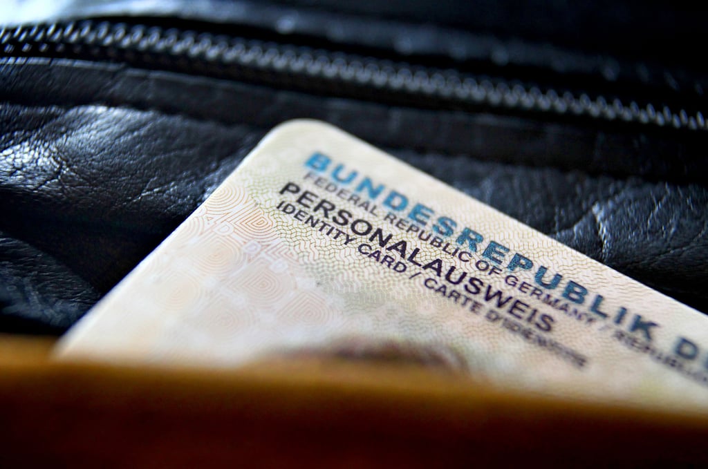 Der Chip im Personalausweis kann den Inhaber auch online ausweisen.