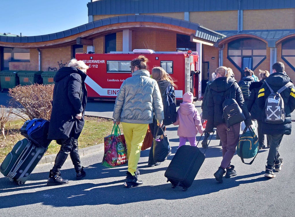 Im Frühjahr 2022 kommen an der Bitterfeld Brauereiturnhalle viele Flüchtlinge aus der Ukraine an.