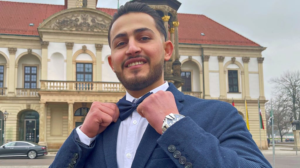 Bereit für die deutsche Staatsbürgerschaft: Kurz vor der Einbürgerung im Alten Rathaus rückt Adnan Al Masalma seine Fliege zurecht. Der gebürtige Syrer hat sich schick gemacht für den bislang emotionalsten Tag seines Lebens.