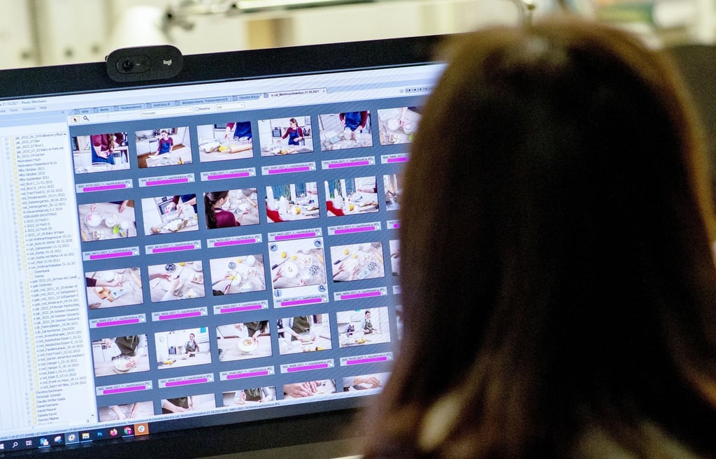 Programme zur Bildverwaltung machen das Sortieren leichter und bieten auch die Möglichkeit, Schlagwörter in die Metadaten der Fotos zu schreiben.