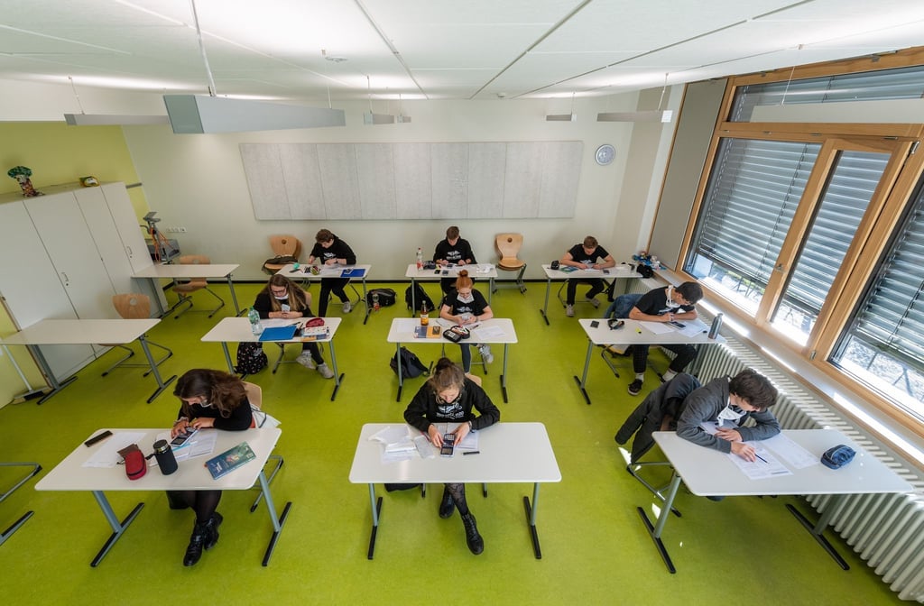 Schüler sitzen während einer Prüfung in einem Klassenzimmer.