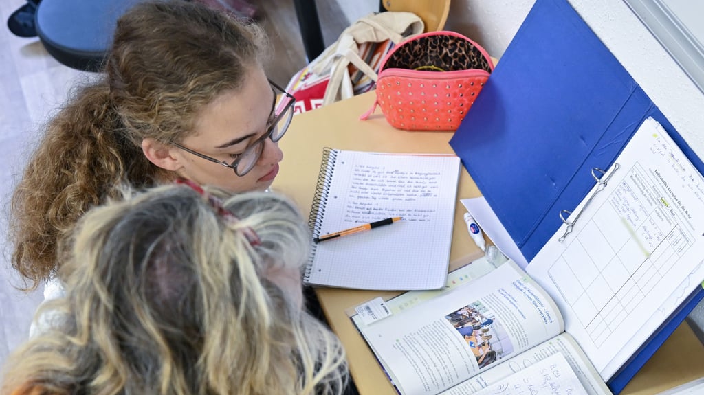 Wie können Eltern ihren Kinder, auch in der Obestufe, beim Lernen helfen? Lehrer, Eltern und Mitarbeiter der Schülerhilfe geben Antwort.