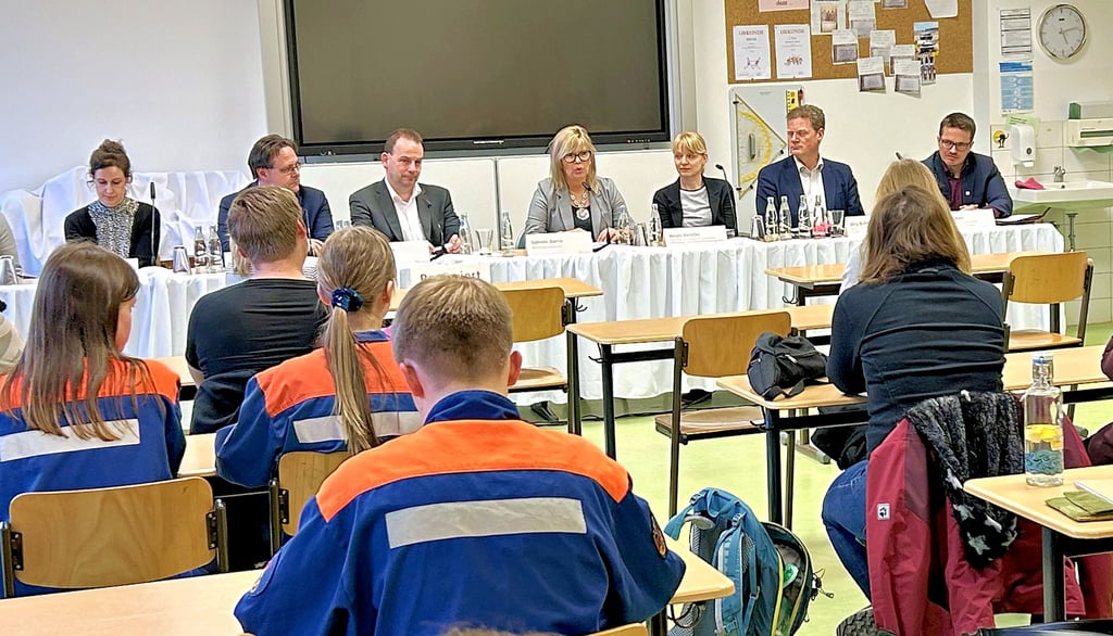 Bei der Einwohnerversammlung in der Gemeinschaftsschule Wilhelm Weitling stehen Susanne Müller, Ronni Krug, Michael Reif, Simone Borris, Nicole Denecke, Jörg Rehbaum und Stefan Matz (von links) Rede und Antwort.