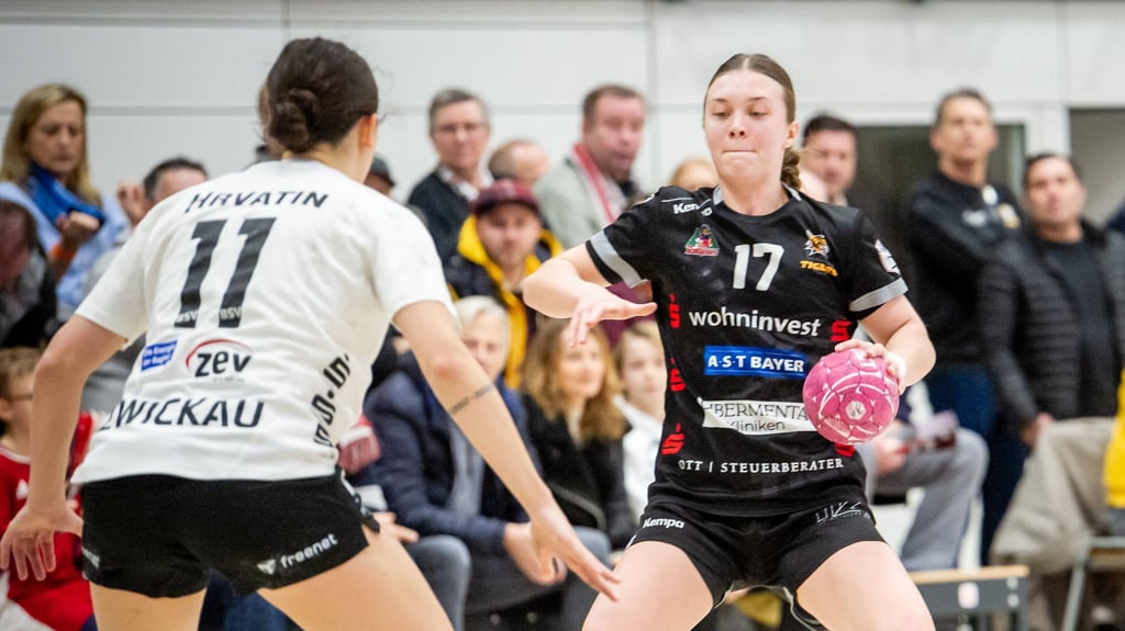 Emma Hertha (r.) spielt zur neuen Saison in Halle - egal in welcher Liga.