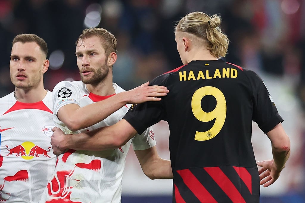 Leipzigs Konrad Laimer und Manchester Citys Erling Haaland verabschieden sich nach der Partie.