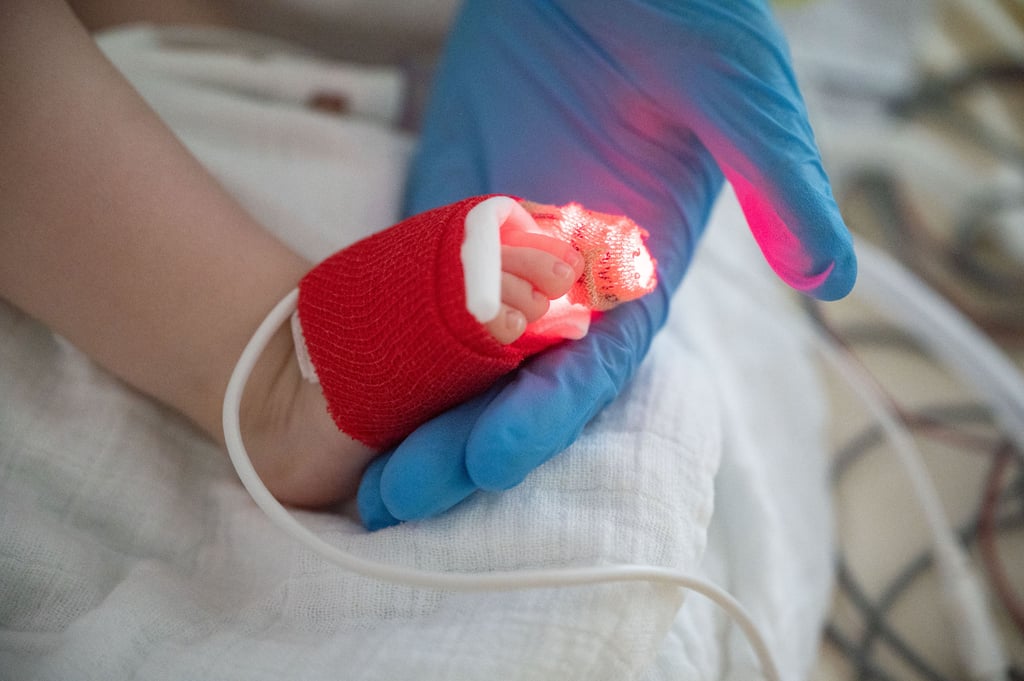 Sensor am Fuß eines Kindes auf einer Kinderintensivstation: Die Kinder-ITS am Uniklinikum Magdeburg ist seit Anfang Februar zu.