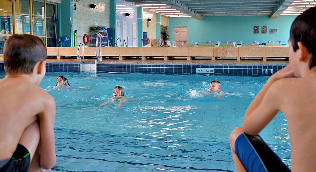 In der Zerbster Schwimmhalle findet der Schwimmunterricht für die Schüler der zweiten Klassen statt - hier Dobritzer Schüler.