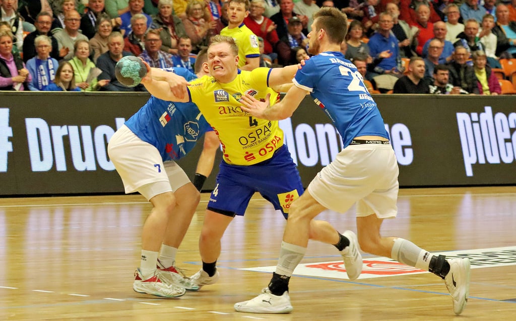 Kein Durchkommen für den Rostocker Svenin Sveinsson (M.), der von Carl-Phillip Haake (l.) und Yannick Danneberg geblockt wird.