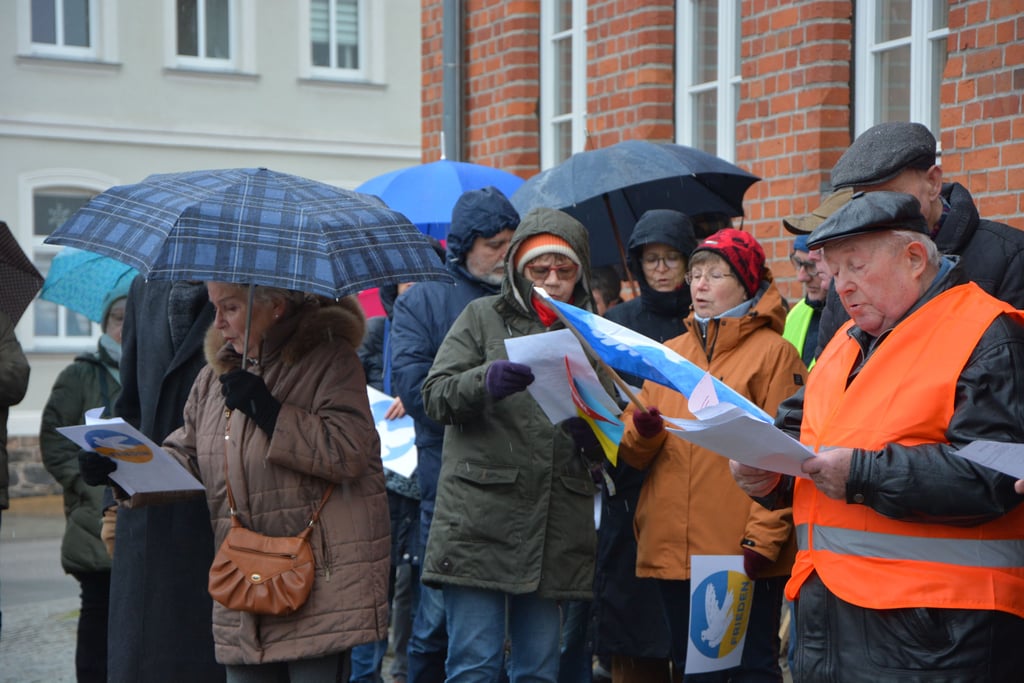 Schmuddelwetter zur Kundgebung: Rund 50 Leute ließen sich davon am Freitag in Osterburg nicht abhalten. Sie sangen auch für den Frieden.