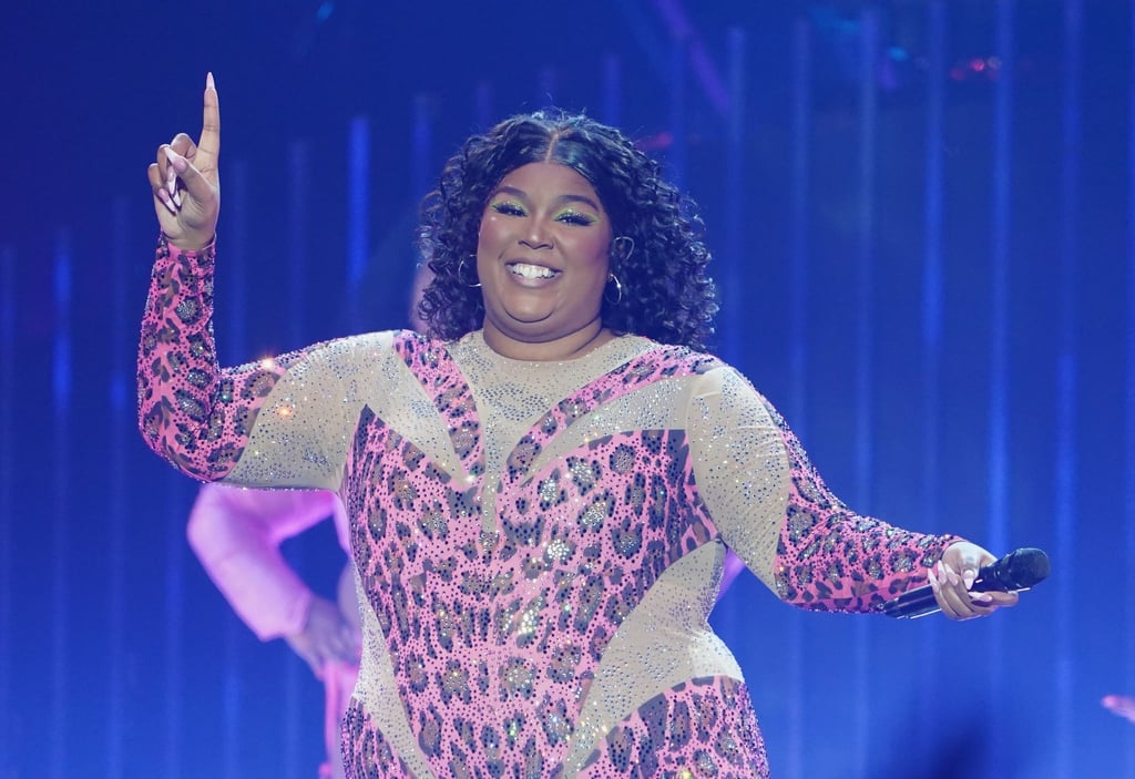 Die US-amerikanische Sängerin Lizzo auf der Bühne der Barclays Arena in Hamburg.