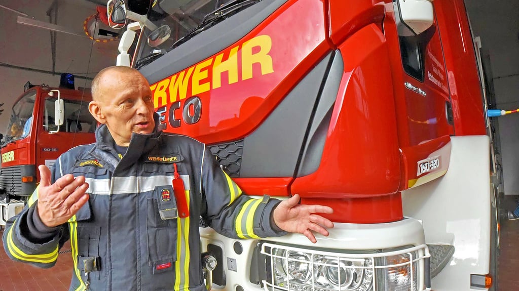 Wehrleiter Steffen Hoffmann vor dem neuen Einsatzfahrzeug im Gerätehaus in Giersleben.