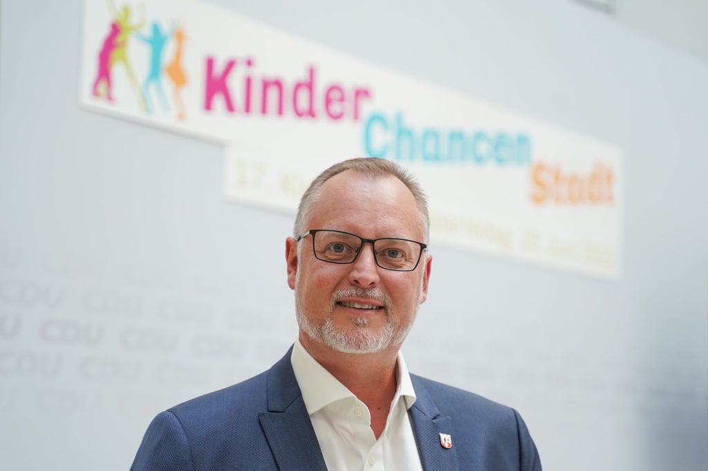 Falko Liecke (CDU), Stadtrat, lächelt.