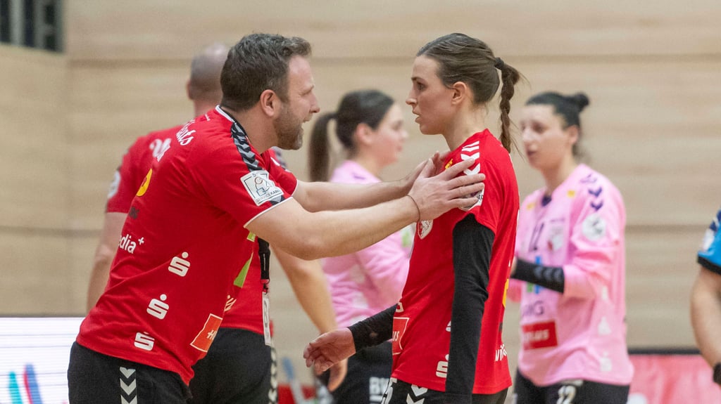 Cecilie Woller (r.), hier mit Interimstrainer Jan-Henning Himborn, bleibt eine weitere Saison bei den Wildcats.