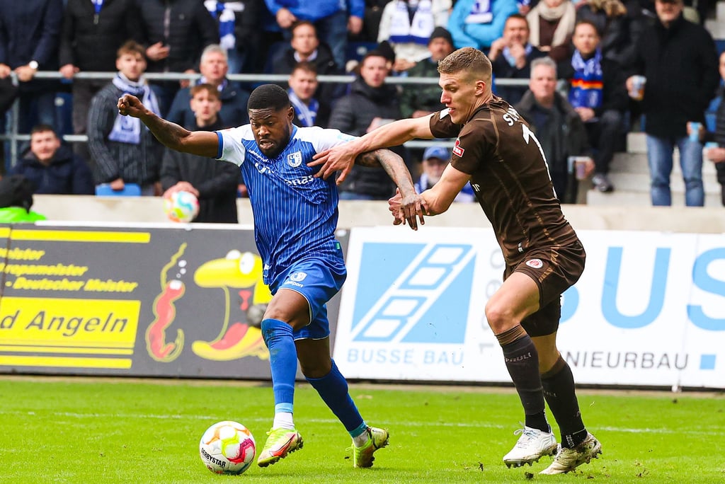 Will auch mit dem 1. FC Magdeburg im Auswärtsspiel bei Hannover 96 mit dem Ball Fahrt aufnehmen: Moritz-Broni Kwarteng (l.), hier gegen St. Paulis Jakov Medic.
