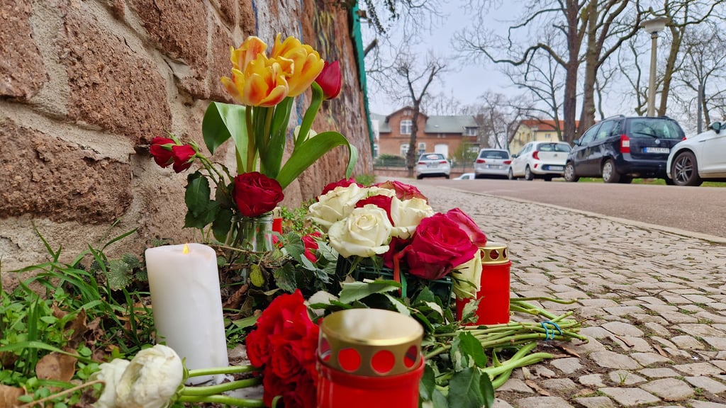 An der Unfallstelle am Riveufer wurden Blumen und Herzen niedergelegt. Viele Karnevalisten zeigten Anteilnahme.