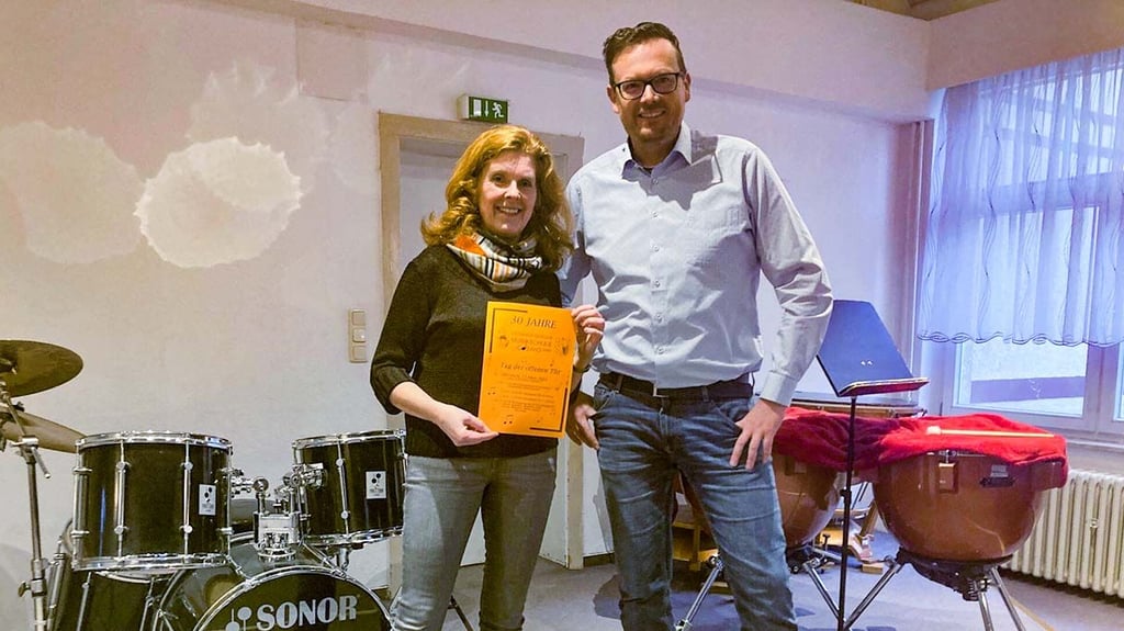 Musikschulleiterin Steffi Friedrich und Bürgermeister Axel Clauß (parteilos) freuen sich auf das Jubiläumsjahr.