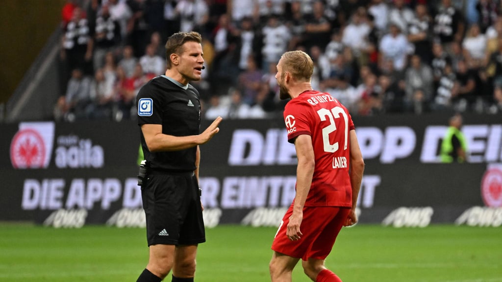 Konrad Laimer (r.) ist aufgebracht, Felix Brych beruhigt.