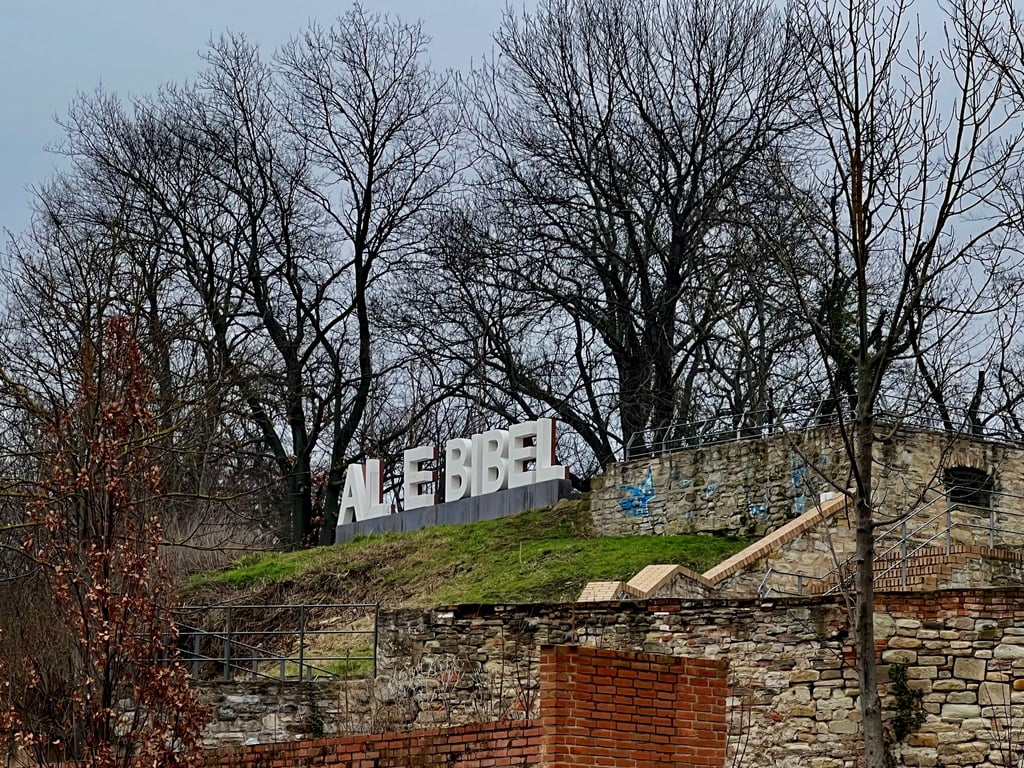 Der beschmierte Schriftzug "Alte Bibel" wurde nun wieder gesäubert.