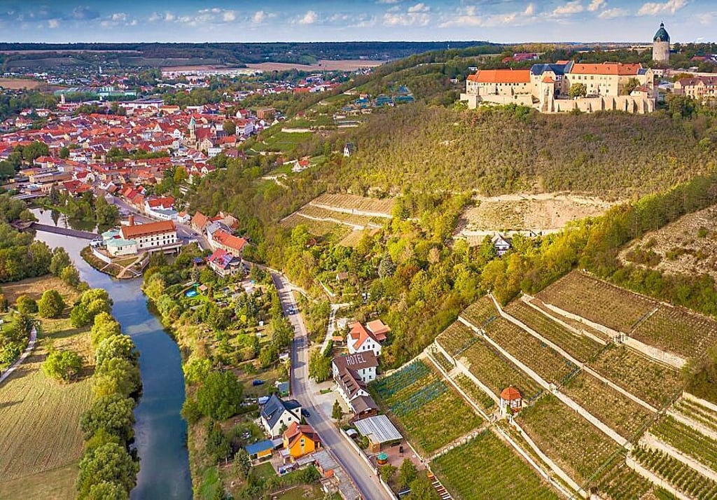 Blick auf das Unstruttal und Freyburg. Vor allem Weinbau und Tourismus prägen die Stadt. In Freyburg nebst Ortsteilen leben 4.624 Einwohner (Stand: 23. Februar 2023).