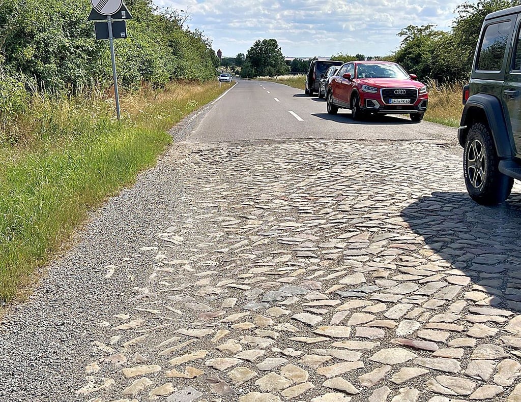 Das bislang unausgebaute Teilstück der Kreisstraße 1262 besteht noch aus schlechtem Kopfsteinpflaster. Jetzt wird der grundhafte Ausbau beginnen.