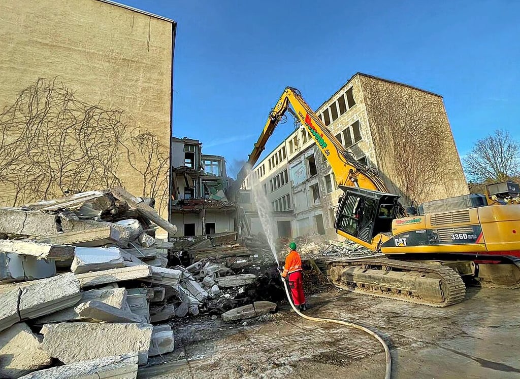 Die Franckeschule in Hasserode, ein DDR-Plattenbau vom Schultyp Erfurt, steht seit Herbst leer. Jetzt wird sie abgerissen.