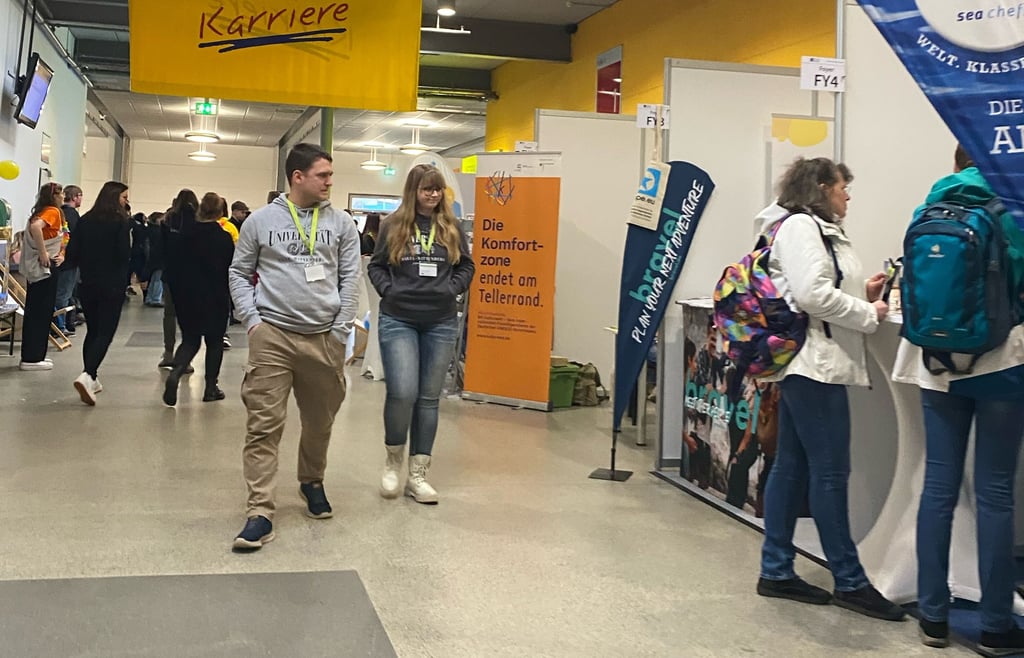 Viele Interessierte: Besucher informieren sich auf der "Chance". Die Messe in Halle-Bruckdorf ist auch am Sonnabend, 26. Februar, von 10 bis 17 Uhr geöffnet.
