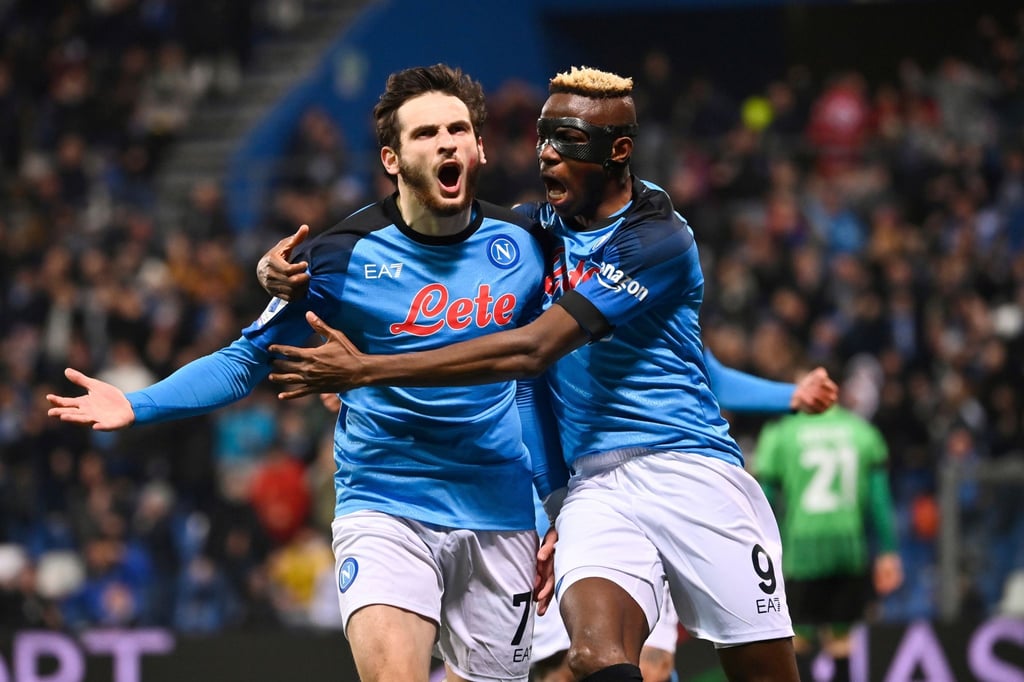 Chwitscha Kwarazchelia (l) und Victor Osimhen führten Neapel bei Sassuolo zum Sieg.