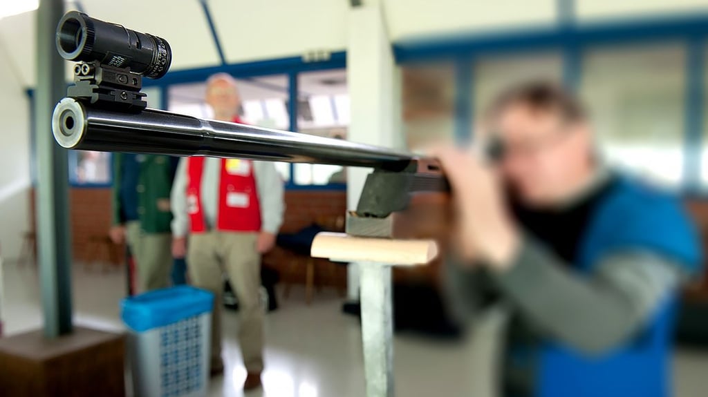 Ein Sportschütze mit einem Kleinkalibergewehr – der Schützengesellschaft Langeln düften Fehler beim Kauf von zwei derartigen Waffen nun auf die Füße fallen.