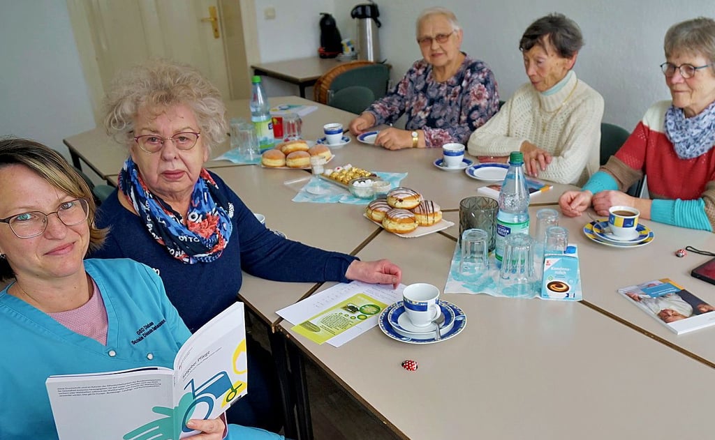 Claudia Koslowski (links) bietet in der Diakonie in Sangerhausen Kurse an. Mit dabei waren jetzt Renate Endrejat, Hilde Stiehler, Birgit Hanisch und Christine Goldhammer.