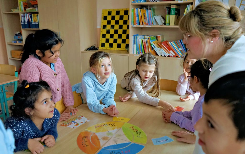 Kinder wie Simav, Subhjit, Vladislava, Arina, Noursham, Hnen und Muaaz bekommen von Elisa Hartmann besonderen Deutschunterricht.