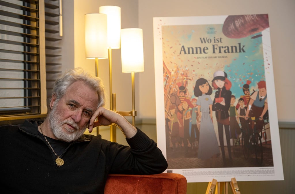Der israelische Regisseur Ari Folman vor einem Plakat seines neuen Films „Wo ist Anne Frank“.