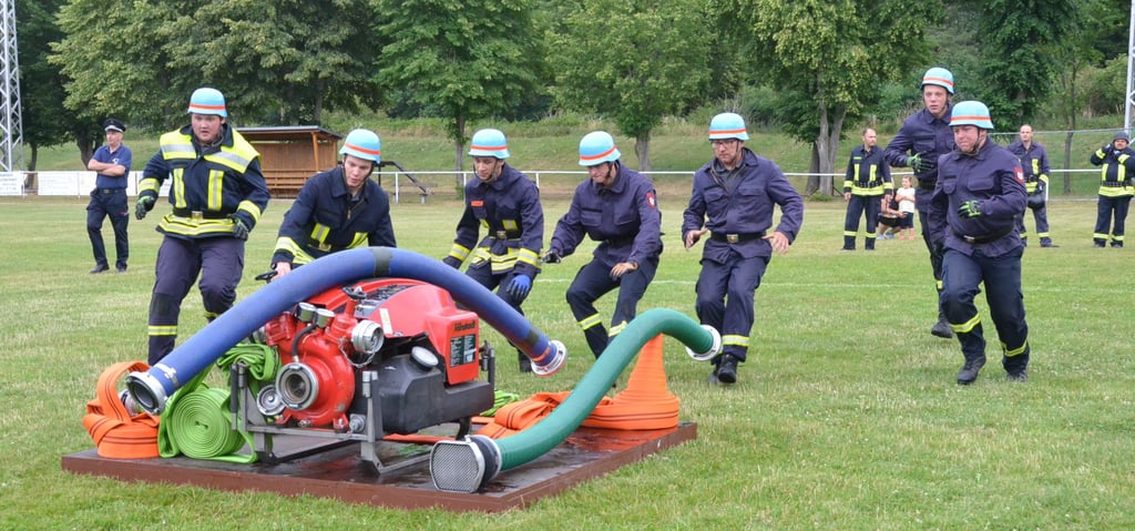 Die von Dennis Ulrich (3. von rechts) trainierten Klietzer Feuerwehrsportler erkämpften im Vorjahr in Hohengöhren nicht nur den Kreismeistertitel (Foto) und den Nachtaktivenpokal, sondern wurden auch Pokalsieger in Sachsen-Anhalt.