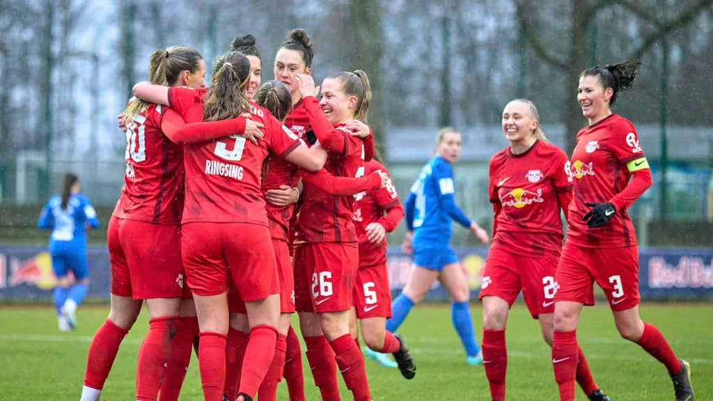 Jubel bei den RB-Frauen um Kapitänin Johanna Kaiser (r.).