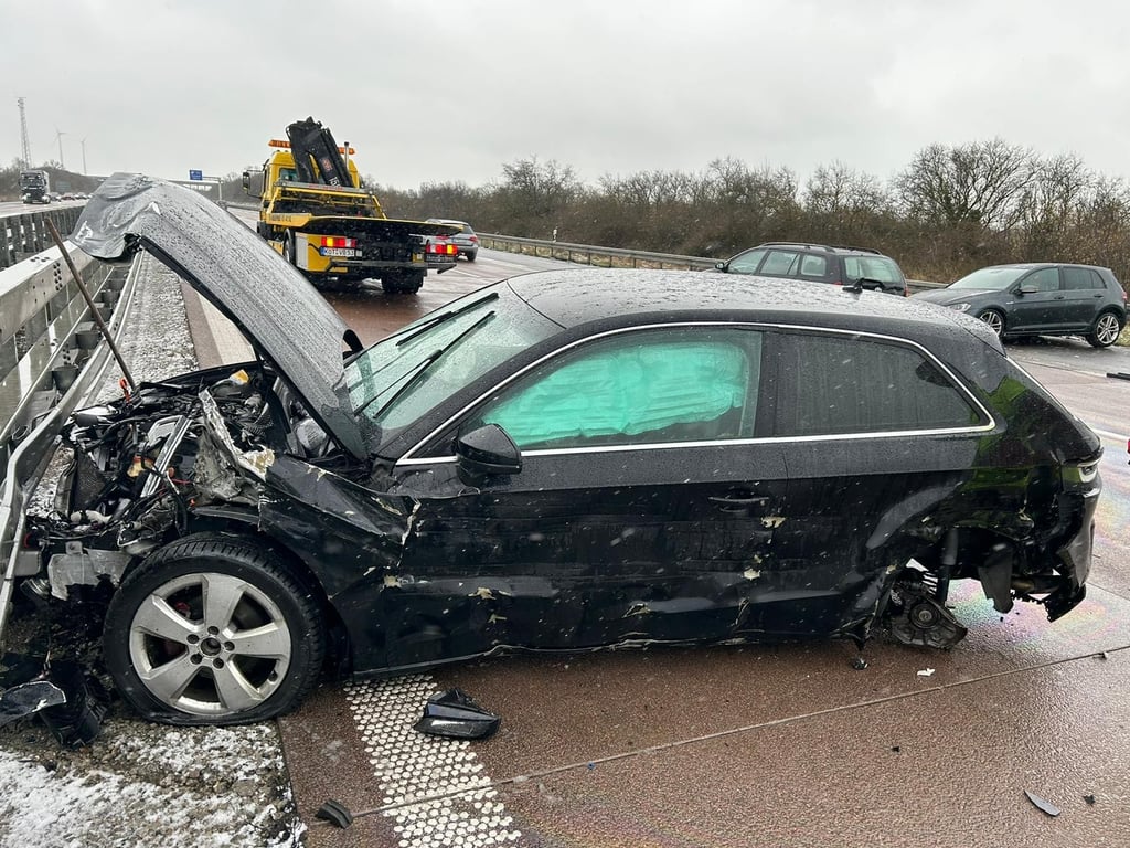 Bei der Unfallserie auf der Autobahn wurde ein Autofahrer verletzt.