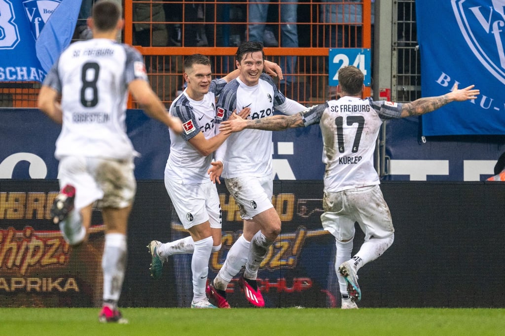 Freiburgs Matthias Ginter (l-r), Torschütze Michael Gregoritsch und Lukas Kübler freuen sich gemeinsam über das Führungstor der Breisgauer.