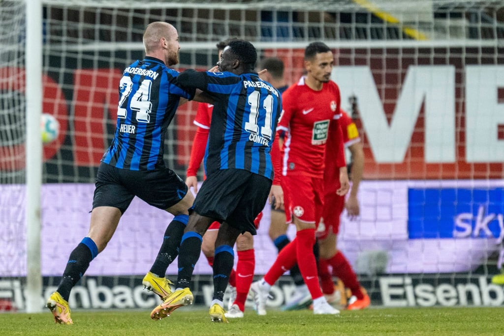 Paderborns Jannis Heuer (l) traf per Freistoß zum 1:0.