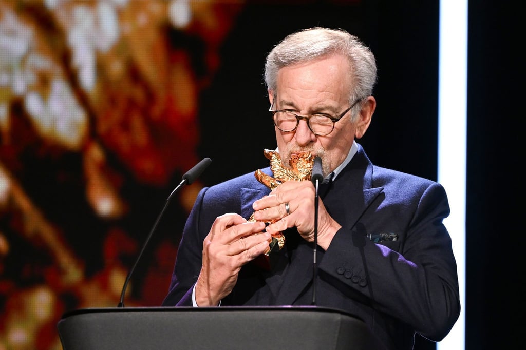 US-Regisseur Steven Spielberg freut sich über die Auszeichnung mit dem Goldenen Ehrenbären der Berlinale.