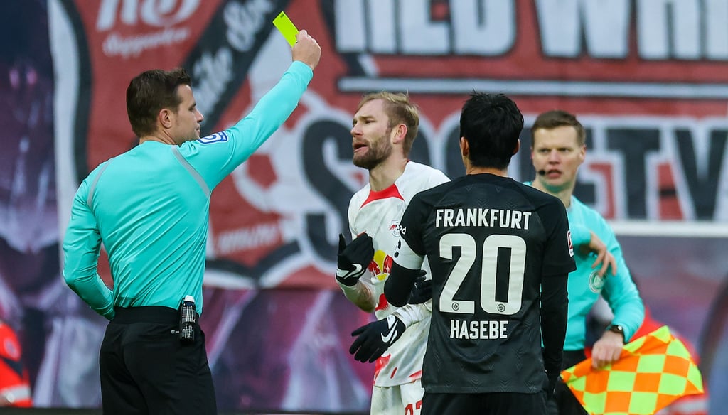 Dr. Feliy Brych zeigt RB-Spieler Konrad Laimer die Gelbe Karte