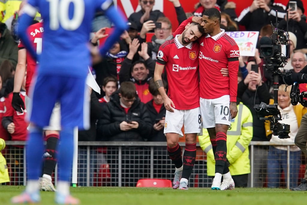 United-Stürmer Marcus Rashford (r) traf auf Vorlage von Bruno Fernandes zur Führung.