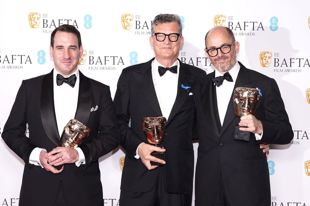 James Friend (l-r), Malte Grunert und Edward Berger posieren mit ihren Bafta-Trophäen.