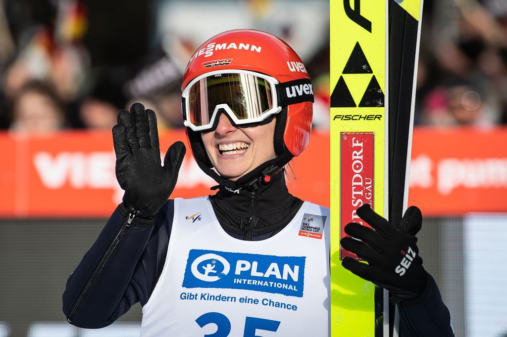 Katharina Althaus sicherte sich in Rasnov den Sieg.